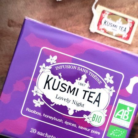 Herbal Tea Rooibos "Lovely Night" de Kusmi Tea, capsa 20 bossetes individuals.  Ingredients: Honeybush* (31%), Rooibos* (20%), canyella* (15%), fulles de til.la*, regalèssia* (9%), camamilla*, verbena*, aroma natural de pera (5%).  Som punt de venda de Kusmi Tea, vine a descobrir-nos.  INHALA Cafès i Tes estem a Portalet, 9 de Granollers.