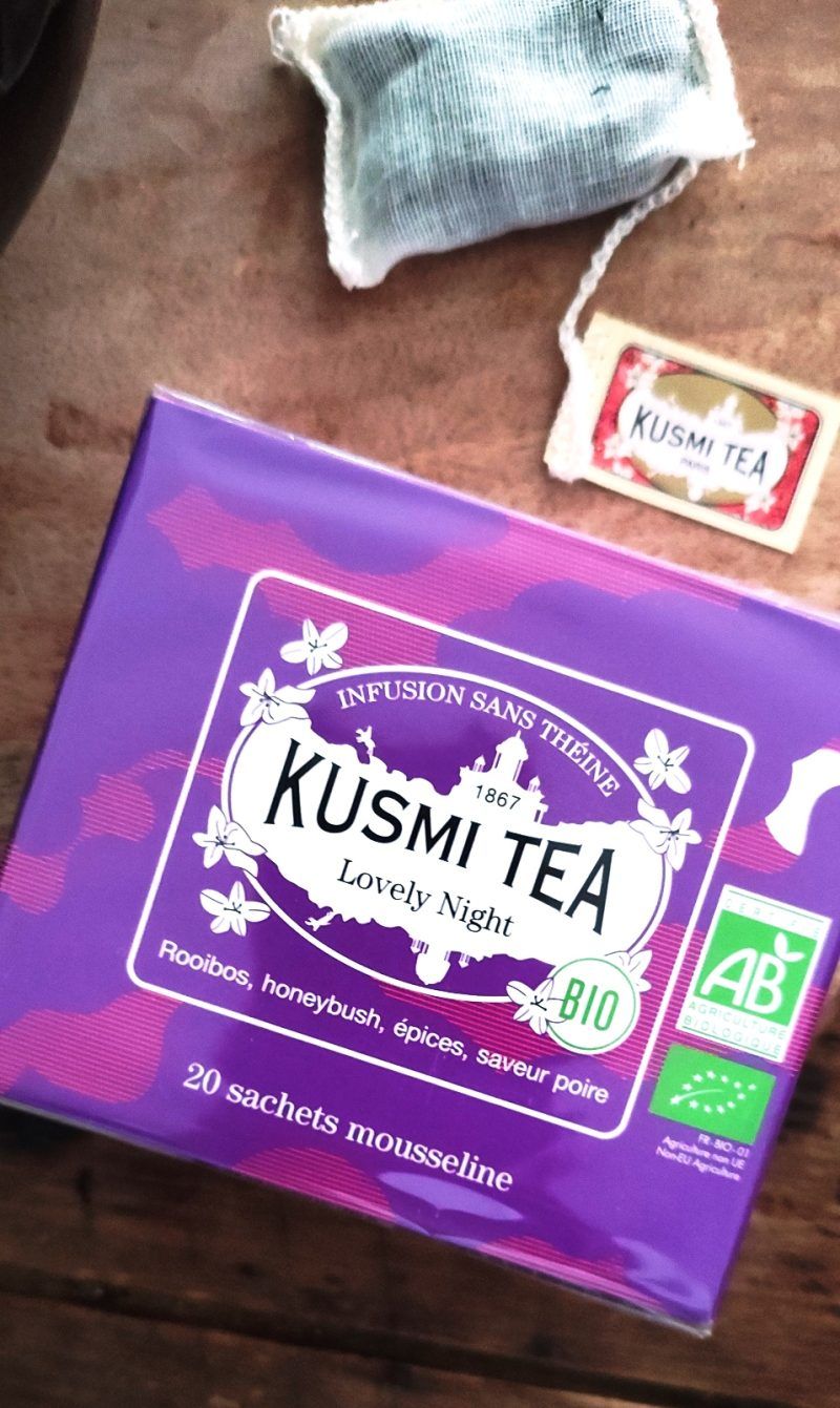 Herbal Tea Rooibos "Lovely Night" de Kusmi Tea, capsa 20 bossetes individuals.  Ingredients: Honeybush* (31%), Rooibos* (20%), canyella* (15%), fulles de til.la*, regalèssia* (9%), camamilla*, verbena*, aroma natural de pera (5%).  Som punt de venda de Kusmi Tea, vine a descobrir-nos.  INHALA Cafès i Tes estem a Portalet, 9 de Granollers.