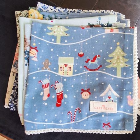 La servilleta LAURA Christmas Dusty Blue de GreenGate es un detalle ideal para regalar estas fiestas de Navidad acompañando, por ejemplo, unas especias como las de NOMU o algún complemento para pastelería o cocina.

Las servilletas de GreenGate miden 40 cm. x 40 cm. y son 100% algodón.

También te ofrecemos el delantal y una caja metálica con el mismo estampado y color, hasta tenemos el papel de regalo!

En INHALA Cafés y Tés somos punto de venta de GreenGate, firma danesa muy exclusiva que adoramos absolutamente.

Estamos en Portalet, 9 de Granollers, Barcelona.