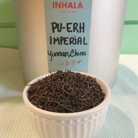 El te Pu-erh Imperial prové de la província Yunnan a China. El Pu-erh té propietats depuratives, és antioxidant i ple de vitamines. A INHALA t’oferim la següent selecció de tes Pu-erh aromatitzats: . Pu-Erh Fresh . Pu-Erh Sorbet de Llima . Pu-Erh Cranberry . Pu-Erh a la Vainilla Bourbon . Pu-Erh Chai . Pu-Erh Citric Summer Te’ls volem fer conèixer tots, els afruïtats són ideals, també, per preparar i prendre "en fred". Vols saber una mica més sobre la nostra selecció de tes i infusions? A INHALA Cafès i Tes t’oferim una exclusiva selecció de tes verds, tes blancs, tes negres, tes Pu-erh, tes Oolong, també tes desteïnats, Rooibos, tisanes (herbal teas) i infusions de fruites (fruit teas). T’esperem a Portalet, 9 de Granollers, Barcelona amb la millor selecció de cafès, tes, infusions, galetes, xocolates i molts complements per la taula i cuina.