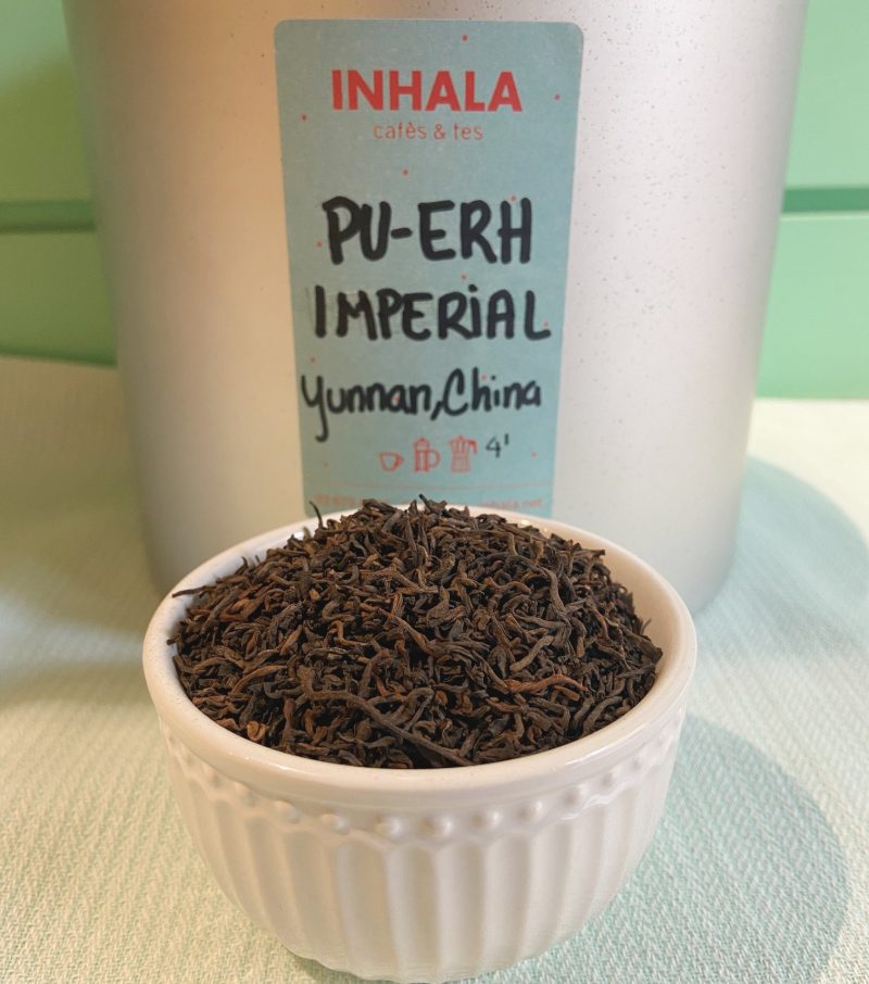 El te Pu-erh Imperial prové de la província Yunnan a China. El Pu-erh té propietats depuratives, és antioxidant i ple de vitamines. A INHALA t’oferim la següent selecció de tes Pu-erh aromatitzats: . Pu-Erh Fresh . Pu-Erh Sorbet de Llima . Pu-Erh Cranberry . Pu-Erh a la Vainilla Bourbon . Pu-Erh Chai . Pu-Erh Citric Summer Te’ls volem fer conèixer tots, els afruïtats són ideals, també, per preparar i prendre "en fred". Vols saber una mica més sobre la nostra selecció de tes i infusions? A INHALA Cafès i Tes t’oferim una exclusiva selecció de tes verds, tes blancs, tes negres, tes Pu-erh, tes Oolong, també tes desteïnats, Rooibos, tisanes (herbal teas) i infusions de fruites (fruit teas). T’esperem a Portalet, 9 de Granollers, Barcelona amb la millor selecció de cafès, tes, infusions, galetes, xocolates i molts complements per la taula i cuina.