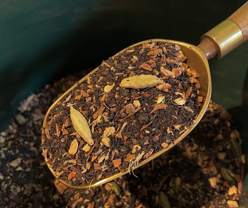 El te negre "Massala Chai" paquet de 100 grams.

És un te negre molt aromàtic que porta gingebre, cardamom, canyella, pell de taronja i regalèssia.

Aquest te és ideal per esmorzar, també se li pot afegir un núvol de llet.

Si ets un amant dels tes i infusions, vine a fer-nos una visita!

A INHALA Cafès i Tes t’oferim una exclusiva selecció de tes verds, tes blancs, tes negres, tes Pu-erh, tes Oolong, també tes desteïnats, Rooibos, tisanes (herbal teas) i infusions de fruites (fruit teas).

T’esperem a Portalet, 9 de Granollers, Barcelona amb la millor selecció de cafès, tes, infusions, galetes, xocolates i molts complements per la taula i cuina.