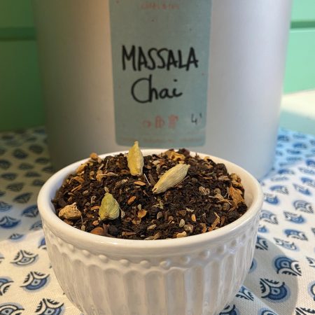 El te negre "Massala Chai" paquet de 100 grams. És un te negre molt aromàtic que porta gingebre, cardamom, canyella, pell de taronja i regalèssia. Aquest te és ideal per esmorzar, també se li pot afegir un núvol de llet. Si ets un amant dels tes i infusions, vine a fer-nos una visita! A INHALA Cafès i Tes t’oferim una exclusiva selecció de tes verds, tes blancs, tes negres, tes Pu-erh, tes Oolong, també tes desteïnats, Rooibos, tisanes (herbal teas) i infusions de fruites (fruit teas). T’esperem a Portalet, 9 de Granollers, Barcelona amb la millor selecció de cafès, tes, infusions, galetes, xocolates i molts complements per la taula i cuina.