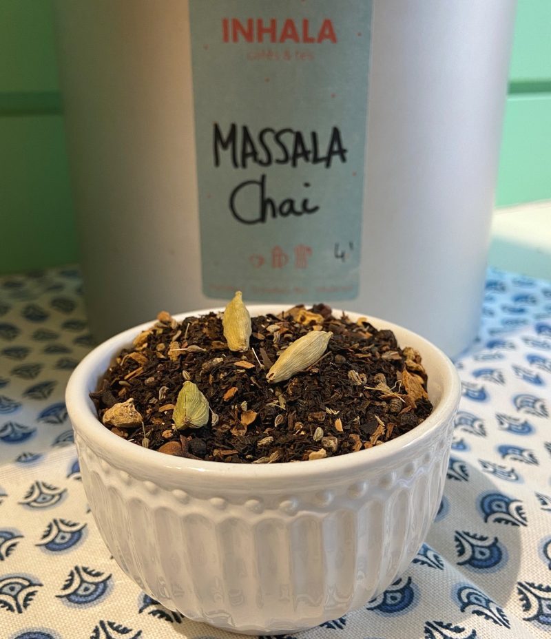 El te negre "Massala Chai" paquet de 100 grams.

És un te negre molt aromàtic que porta gingebre, cardamom, canyella, pell de taronja i regalèssia.

Aquest te és ideal per esmorzar, també se li pot afegir un núvol de llet.

Si ets un amant dels tes i infusions, vine a fer-nos una visita!

A INHALA Cafès i Tes t’oferim una exclusiva selecció de tes verds, tes blancs, tes negres, tes Pu-erh, tes Oolong, també tes desteïnats, Rooibos, tisanes (herbal teas) i infusions de fruites (fruit teas).

T’esperem a Portalet, 9 de Granollers, Barcelona amb la millor selecció de cafès, tes, infusions, galetes, xocolates i molts complements per la taula i cuina.