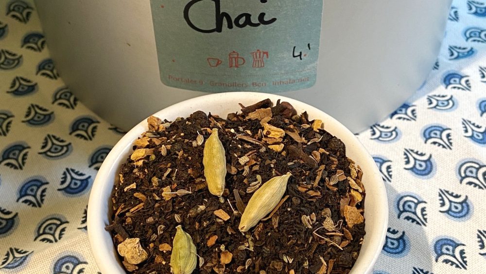 El te negre "Massala Chai" paquet de 100 grams. És un te negre molt aromàtic que porta gingebre, cardamom, canyella, pell de taronja i regalèssia. Aquest te és ideal per esmorzar, també se li pot afegir un núvol de llet. Si ets un amant dels tes i infusions, vine a fer-nos una visita! A INHALA Cafès i Tes t’oferim una exclusiva selecció de tes verds, tes blancs, tes negres, tes Pu-erh, tes Oolong, també tes desteïnats, Rooibos, tisanes (herbal teas) i infusions de fruites (fruit teas). T’esperem a Portalet, 9 de Granollers, Barcelona amb la millor selecció de cafès, tes, infusions, galetes, xocolates i molts complements per la taula i cuina.