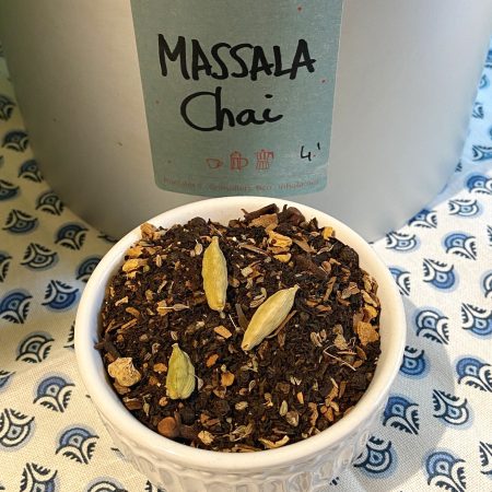 El te negre "Massala Chai" paquet de 100 grams.

És un te negre molt aromàtic que porta gingebre, cardamom, canyella, pell de taronja i regalèssia.

Aquest te és ideal per esmorzar, també se li pot afegir un núvol de llet.

Si ets un amant dels tes i infusions, vine a fer-nos una visita!

A INHALA Cafès i Tes t’oferim una exclusiva selecció de tes verds, tes blancs, tes negres, tes Pu-erh, tes Oolong, també tes desteïnats, Rooibos, tisanes (herbal teas) i infusions de fruites (fruit teas).

T’esperem a Portalet, 9 de Granollers, Barcelona amb la millor selecció de cafès, tes, infusions, galetes, xocolates i molts complements per la taula i cuina.