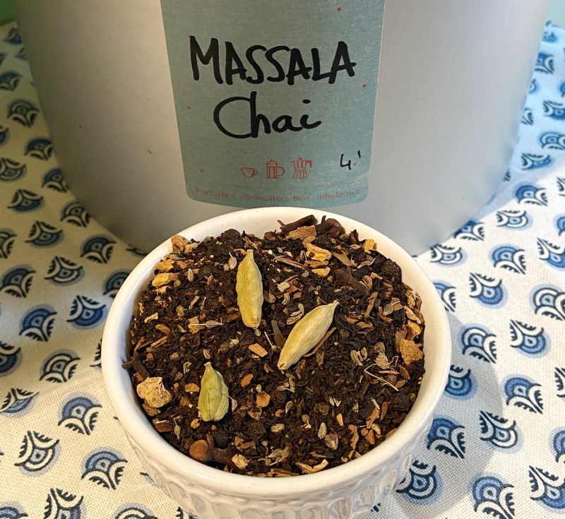 El te negre "Massala Chai" paquet de 100 grams.

És un te negre molt aromàtic que porta gingebre, cardamom, canyella, pell de taronja i regalèssia.

Aquest te és ideal per esmorzar, també se li pot afegir un núvol de llet.

Si ets un amant dels tes i infusions, vine a fer-nos una visita!

A INHALA Cafès i Tes t’oferim una exclusiva selecció de tes verds, tes blancs, tes negres, tes Pu-erh, tes Oolong, també tes desteïnats, Rooibos, tisanes (herbal teas) i infusions de fruites (fruit teas).

T’esperem a Portalet, 9 de Granollers, Barcelona amb la millor selecció de cafès, tes, infusions, galetes, xocolates i molts complements per la taula i cuina.