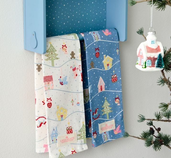 El pack de Tea Towels LAURA Christmas White & Dusty Blue de GreenGate és una bonica idea per regalar per Nadal, els pots combinar amb unes espècies NOMU o amb algun complement per pastisseria o cuina. Són de cotó 100% i medeixen 50 cm. x 70 cm. També tenim el davantal i els tovallons de 40 cm. x 40 cm. amb el mateix estampat i color, també una capsa metàl.lica molt bonica amb forma de caseta. A INHALA Cafès i Tes som punt de venda de GreenGate, firma danesa molt exclusiva. Estem a Portalet, 9 de Granollers, Barcelona.