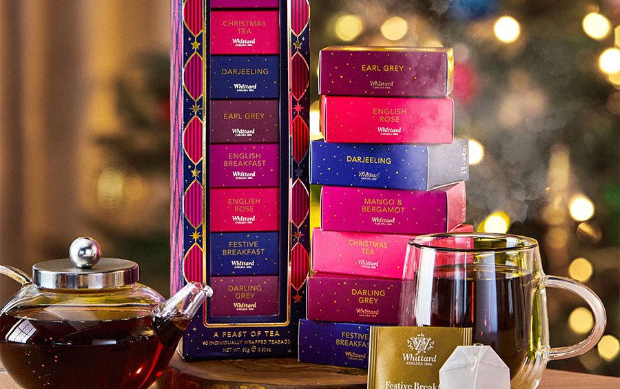 La capsa degustació "A Feast of Tea" de Whittard Chelsea és una selecció de tes presentada en 40 bossetes de te embolicades individualment per a gaudir de "tea times" molt especials. 8 varietats de te x 5 unitats de cada: English Breakfast . Darjeeling . Mango & Bergamot . Darling Grey . Earl Grey . Christmas Tea . Festive Breakfast blend . English Rose Tea blend. La caixa medeix 30 cm. x 9 cm. x 9 cm. Apte per vegetarians i vegans. Aquesta capsa de tes és ideal per a regalar a un "tea lover"per Nadal tot combinant-la amb algunes galetes i xocolates, pots inspirar-te aquí. A INHALA som experts en tes, infusions i cafès, més de 26 anys d’ experiència ens avalen. T'esperem a la nostra botiga del carrer Portalet, 9 de Granollers, Barcelona.
