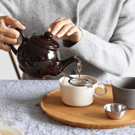 La tetera anglesa de ceràmica color marró té una capacitat de 1'1 litres. És apta per microones i rentaplats. Aquesta tetera NO porta filtre incorporat però sempre et podrem aconsellar quin serà el filtre infusor més adient per a preparar els teus tes i infusions. Ideal per aquells que esmorzeu tranquil.lament i teniu temps de saborejar una tassa de te darrera l’altra. També per un tea time compartit acompanyat d’unes bones galetes. Vine a veure’ns, som INHALA Cafès i Tes, ens trobaràs a Portalet, 9, Granollers, Barcelona.