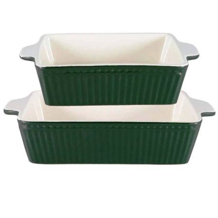 La safata de ceràmica rectangular pel forn ALICE VERD Pinewood de GREENGATE és ideal per servir les teves millors receptes dolces i salades. Aquest color verd fosc és novetat, també tenim les tasses mug, latte cups, plats, culleres, bowls per cereals. A nosaltres ens agrada molt preparar regals en safates com aquestyes, hi podem posar galetes, xocolates, cafès, tes, inclús alguna tassa i tea towel i així fer una panera ben bonica com regal. La més gran medeix 7,10 cm. d' alt x 22,50 cm. d' ample x  36,20 cm. de llarg. Apta per anar al congelador, forn i microones, també pot anar al rentaplats. Som INHALA Cafès i Tes i som punt de venda de GreenGate entre altres firmes com Pip Studio, Katie Alice, SMEG, Bodum, Maileg, Cerabella.