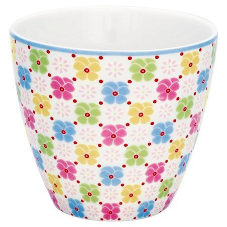 La tassa latte cup EDIE White és novetat en el catàleg de Primavera-Estiu'2023 de GreenGate.  És de porcelana, apta per microones i rentaplats.  És apilable i té una capacitat de 300 ml.  El seu estampat és molt original i els colors són molt alegres i combinables amb altres tasses de la col.lecció Alice Everyday d' aquesta firma danesa que tant t' agrada.  També pots trobar el tea towel que li fa joc.  A INHALA Cafès i Tes som punt de venda de GreenGate, busques alguna cosa en concret?  Vine a veure'ns, estem a Portalet, 9 de Granollers, Barcelona.