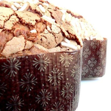 La Colomba tradicional “Antica Ricetta” d’ Albertengo és el “Panettone de Pasqua” i és molt tradicional a Italia per Pasqua. Aquesta és l’Antica Ricetta, la recepta original. És la versió de primavera del panettone italià, és esponjosa, amb trossets de taronja confitada i panses amb un glassejat d’ ametlles i avellanes del Piemonte. A INHALA fa molts anys que arriba per aquesta època de l’ any, protagonista de sobretaules, també és ideal en un bon esmorzar o berenar acompanyant un bon cafè, te o infusió. Enguany també hem apostat per la Colomba al Cioccolato i per la novetat Colomba a la Crema de Festuc totes dues són espectaculars. Pes net: 750 grs. Es tracta d’ un producte artesà 100%, elaborat a Italia.