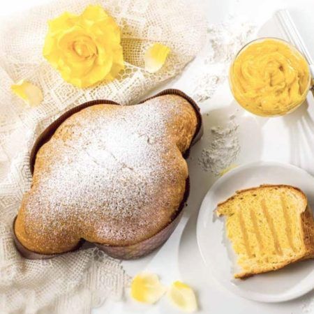 La Colomba BIGNÉ a la Crema Pastissera d' Albertengo pesa 1 kg. La Colomba és el “Panettone de Pasqua” i és molt tradicional a Italia per Pasqua. És la versió de primavera del panettone italià, és molt esponjosa. A INHALA fa molts anys que arriba per aquesta època de l’ any, protagonista de sobretaules, també és ideal en un bon esmorzar o berenar acompanyant un bon cafè, te o infusió. Enguany també hem apostat per la Colomba al Cioccolato i també per la novetat Colomba a la Crema de Festuc totes dues són espectaculars. Pes net: 1 kg. Es tracta d’ un producte artesà 100%, elaborat a Italia.