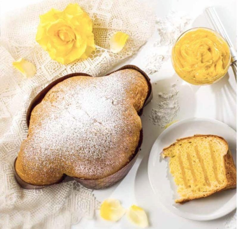 La Colomba BIGNÉ a la Crema Pastissera d' Albertengo pesa 1 kg.  La Colomba és el “Panettone de Pasqua” i és molt tradicional a Italia per Pasqua.  És la versió de primavera del panettone italià, és molt esponjosa.  A INHALA fa molts anys que arriba per aquesta època de l’ any, protagonista de sobretaules, també és ideal en un bon esmorzar o berenar acompanyant un bon cafè, te o infusió.  Enguany també hem apostat per la Colomba al Cioccolato i també per la novetat Colomba a la Crema de Festuc totes dues són espectaculars.  Pes net: 1 kg.  Es tracta d’ un producte artesà 100%, elaborat a Italia.