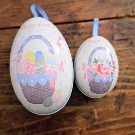 Aquí estamos preparadas para hacer regalos esta Pascua y con estos huevos de tal de GreenGate vas a triunfar. Los huevos de metal de GreenGate son perfectos para hacer un regalo y los podemos llenar con huevos de chocolate, bombones, caramelos. El pack de 2 latas Huevo de Pascua Alma Easter White de GreenGate es de metal y es ideal para decorar la casa y poner alguna sorpresa de chocolate, bombones, etc. en su interior. Llevan una cinta de cuadritos vichy para poder colgarlo en los pomos de muebles, cajoneras, cómodas, en las puertas o en alguna rama que decore la casa. El huevo grande mide 13 cm. de largo. Además, cada primavera y desde hace muchos años, en INHALA, las Colombas llegan puntuales puesto que son protagonistas de sobremesas, también en desayunos especiales y en meriendas acompañando un buen café, té o infusión. Este año también hemos apostado por la Colomba al Cioccolato y la clásica «Antica Ricetta». Las colombas y panettones de Albertengo llegan desde Torino y son elaboradas de manera 100% artesanal y con los mejores ingredientes.