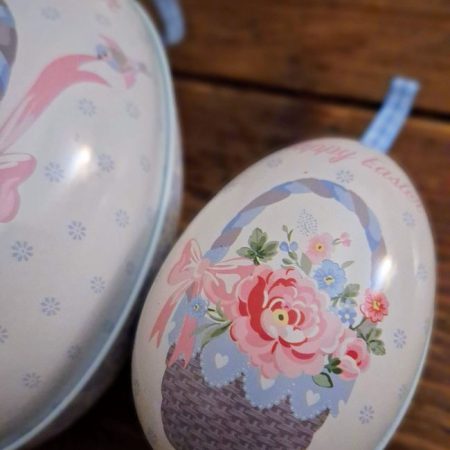 Els ous de metall Egg Alma Easter White de GreenGate en set de 2 és una ideal molt original per regalar per Pasqua. També és ideal per decorar la casa i omplir-los amb alguna sorpresa de xocolata, bombons, etc. Porten una cinta de quadrets vichy per poder penjar en el pom d’un moble, calaixera, el mànec de la porta o en alguna branca que decori la casa. També les podem penjar a les palmes i palmons. És una edició limitada de GreenGate. A INHALA Cafès i Tes som punt de venda de GreenGate, ens pots trobar a Portalet, 9 de Granollers, Barcelona.