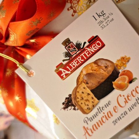El Panettone glassejat amb Xocolata i Taronja d’Albertengo ens arriba per Nadal des de ja fa més de 30 anys que no pot faltar en la nostra selecció de productes.

A INHALA fa molts anys que arriba per aquesta època de l’ any, protagonista de sobretaules, també és ideal en un bon esmorzar o berenar acompanyant un bon cafè, te o infusió.

Aniràs trobant trossets de xocolata negra i pell de taronja confitada amb un glassejat espectacular d’ametlles i avellanes del Piemonte italià que et faran salivar.

Regalar un d’aquests panettones sempre et farà quedar molt bé!

També hem triat els següents Panettones per aquestes Festes:

Al Limone 
Xocolata "Cioccolone"
Tradicional Glassato
Xocolata i Préssec
Gran Piemonte al Moscato
Pandoro
Xocolata i Cafè
Crema de “Marrons Glacés”

Un trosset d’aquest panettone és l’acompanyant perfecte per un bon cafè, te o infusió.

Se’ns oblidava dir-te que per Primavera arriba la Colomba!

Enguany també hem apostat per la Colomba al Cioccolato, la clàssica "Antica Ricetta" i també per la Colomba a la Crema de Festuc totes elles són espectaculars.

 Som INHALA Cafès i Tes, la teva boutique de confiança a Portalet, 9, Granollers, Barcelona on els protagonistes són els cafès acabats de torrar, tes i infusions, delicioses galetes i xocolates.

Pes net: 1 kg.

Es tracta d’un producte elaborat a Italia, artesà 100%.