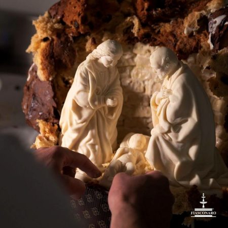 El Panettone de Fiasconaro "Dolce Pesepre" amb l'Anunciació de xocolata pesa 1'7 kg.

Aquests panettones són ideals per fer un regal i aquest, concretament és espectacular ja que es tracta d'un panettone gegant amb pell de taronja confitada i panses sultanes i en obrir la capsa apareix la figura d'un pessebre fet amb xocolata blanca.

A la nostra botiga, tampoc poden faltar els panettones Albertengo que ens arriben directament des de Torino, aquests panettones són imprescindibles per Nadal: Xocolata, Xocolata i Taronja, Gran Moscato, el Panettoneal Limone i sempre hi ha alguna recepta nova per poder-te sorprendre.

A INHALA Cafès i Tes som punt de venda de panettones Albertengo i Fiasconaro des de fa molts anys.

Ens pots trobar a Portalet, 9 de Granollers, Barcelona.