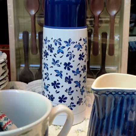 El Termo Dahla White de GreenGate té una capacitat de 300 ml.

El seu estampat amb floretes de color "dark blue" és molt elegant.

Medeix 19 cm. d'alt x 7 cm.

A INHALA Cafès i Tes som punt de venda de GreenGate i és a casa nostra on podràs trobar sempre les últimes novetats en complements per prendre els teus millors cafès, tes, infusions i xocolates.

Ens vens a veure a Granollers o t’ho portem a casa?