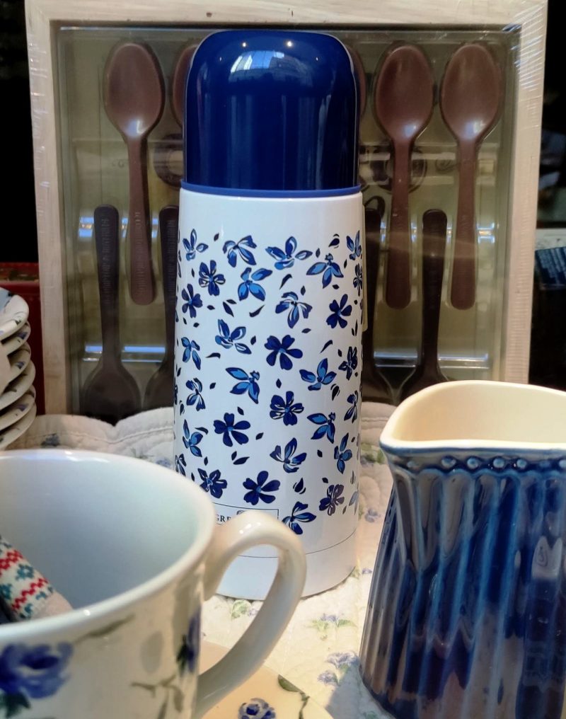 El Termo Dahla White de GreenGate té una capacitat de 300 ml.

El seu estampat amb floretes de color "dark blue" és molt elegant.

Medeix 19 cm. d'alt x 7 cm.

A INHALA Cafès i Tes som punt de venda de GreenGate i és a casa nostra on podràs trobar sempre les últimes novetats en complements per prendre els teus millors cafès, tes, infusions i xocolates.

Ens vens a veure a Granollers o t’ho portem a casa?