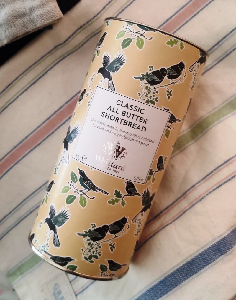 Les galetes "Classic All butter Shortbread" de Whittard of Chelsea estan elaboradas amb mantega i són delicioses, cruixents, autèntiques i ideals per acompanyar un perfecte tea time.

També et podem oferir les galetes de Maduixa i Xocolata Blanca i les “Earl Grey All butter Biscuits” amb el seu perfum únic de bergamota.

Presentades en aquest bonic pot cilíndric fan que sigui un regal ideal per un amant dels tes, cafès i infusions.

A INHALA t’ oferim una acurada selecció dels millors cafès, tes, xocolates i galetes.