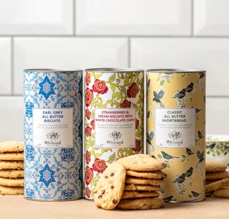 Les galetes "Earl Grey All butter Biscuits" de Whittard of Chelsea en llauna de 150 grams.

Si ets un amant dels tes Earl Grey, aquestes galetes et faran tornar boig.

També et podem oferir les Classic Shortbread i les de Maduixa amb Xocolata blanca, totes són delicioses i presentades en aquest bonic pot cilíndric fan que sigui un regal ideal per un amant dels tes, cafès i infusions.

A INHALA t’ oferim una acurada selecció dels millors cafès, tes, xocolates i galetes.