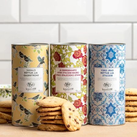 Les galetes "Earl Grey All butter Biscuits" de Whittard of Chelsea en llauna de 150 grams. Si ets un amant dels tes Earl Grey, aquestes galetes et faran tornar boig. També et podem oferir les Classic Shortbread i les de Maduixa amb Xocolata blanca, totes són delicioses i presentades en aquest bonic pot cilíndric fan que sigui un regal ideal per un amant dels tes, cafès i infusions. A INHALA t’ oferim una acurada selecció dels millors cafès, tes, xocolates i galetes.