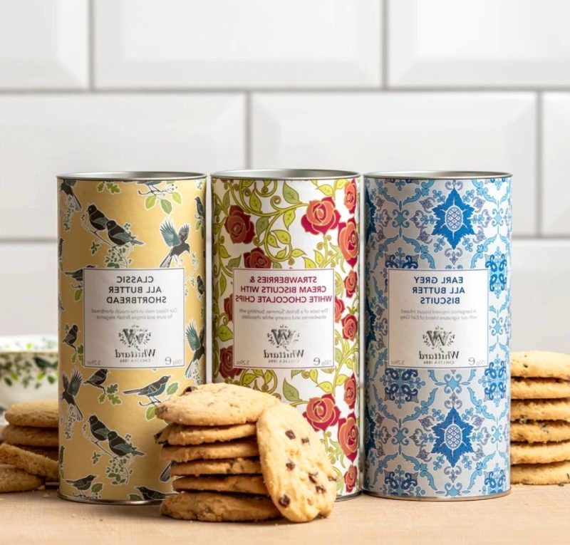 Les galetes "Earl Grey All butter Biscuits" de Whittard of Chelsea en llauna de 150 grams. Si ets un amant dels tes Earl Grey, aquestes galetes et faran tornar boig. També et podem oferir les Classic Shortbread i les de Maduixa amb Xocolata blanca, totes són delicioses i presentades en aquest bonic pot cilíndric fan que sigui un regal ideal per un amant dels tes, cafès i infusions. A INHALA t’ oferim una acurada selecció dels millors cafès, tes, xocolates i galetes.