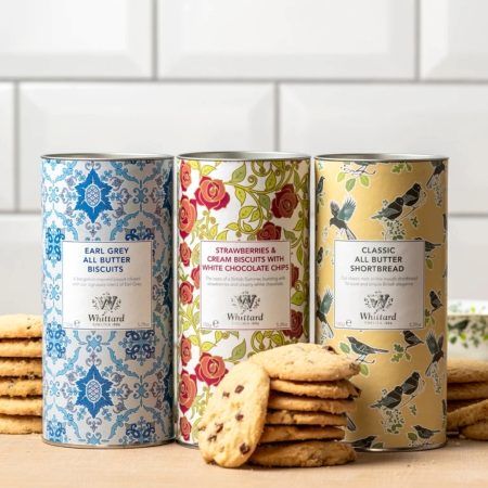 Les galetes de Maduixa i Xocolata Blanca de Whittard of Chelsea són delicioses, cruixents, autèntiques i ideals per acompanyar un tea time.

També et podem oferir les Classic Shortbread i les "Earl Grey All butter Biscuits" amb el seu perfum de bergamota.

Presentades en aquest bonic pot cilíndric fan que sigui un regal ideal per un amant dels tes, cafès i infusions.

A INHALA t’ oferim una acurada selecció dels millors cafès, tes, xocolates i galetes.