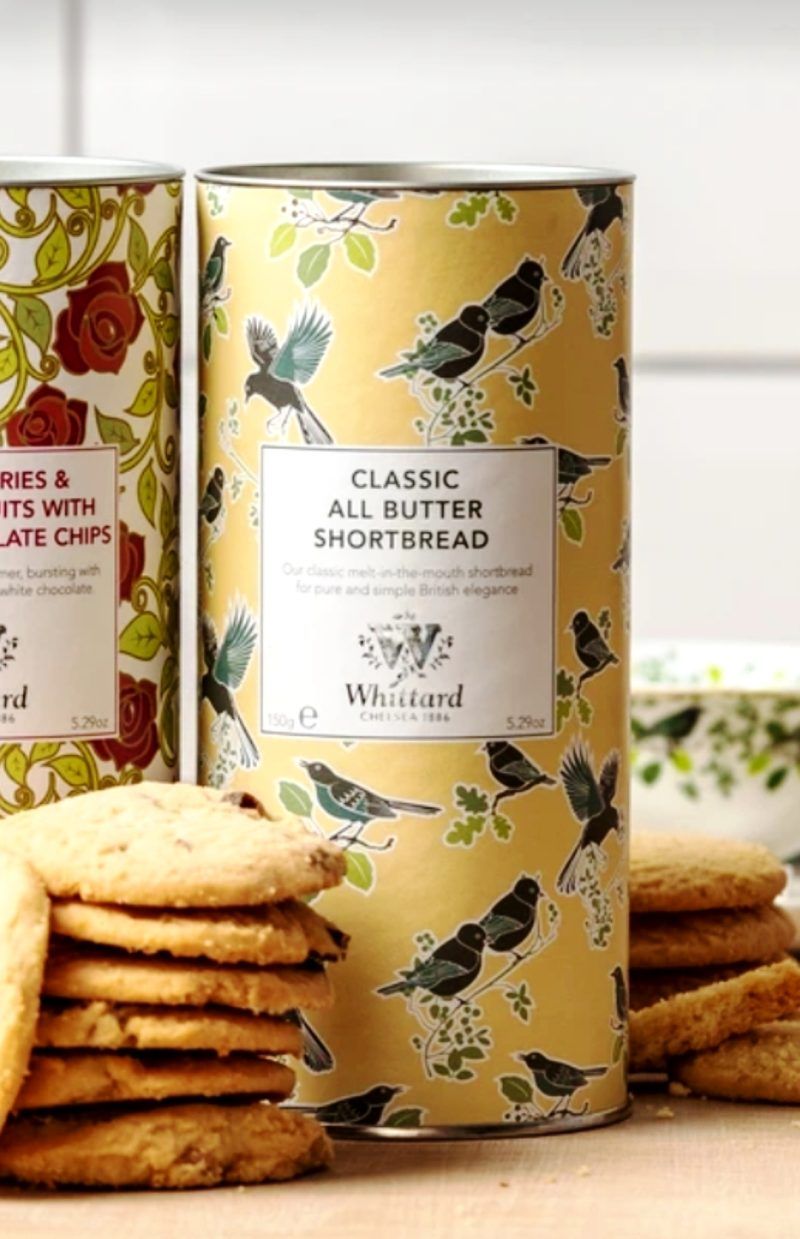 Les galetes "Classic All butter Shortbread" de Whittard of Chelsea estan elaboradas amb mantega i són delicioses, cruixents, autèntiques i ideals per acompanyar un perfecte tea time.

També et podem oferir les galetes de Maduixa i Xocolata Blanca i les “Earl Grey All butter Biscuits” amb el seu perfum únic de bergamota.

Presentades en aquest bonic pot cilíndric fan que sigui un regal ideal per un amant dels tes, cafès i infusions.

A INHALA t’ oferim una acurada selecció dels millors cafès, tes, xocolates i galetes.