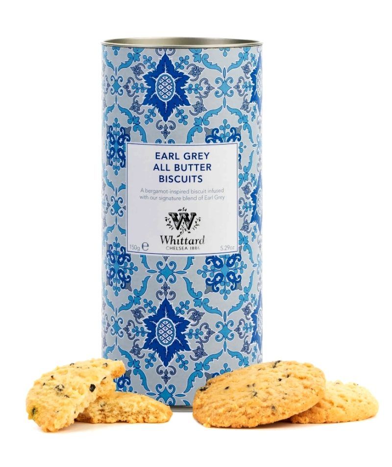 Les galetes "Earl Grey All butter Biscuits" de Whittard of Chelsea són pura mantega perfumada amb la bergamota de l' Earl Grey Tea. Presentada en llauna de 150 grams. Si ets un amant dels tes Earl Grey, aquestes galetes et faran tornar boig. També et podem oferir les Classic Shortbread i les de Maduixa amb Xocolata blanca, totes són delicioses i presentades en aquest bonic pot cilíndric fan que sigui un regal ideal per un amant dels tes, cafès i infusions. A INHALA t’ oferim una acurada selecció dels millors cafès, tes, xocolates i galetes.