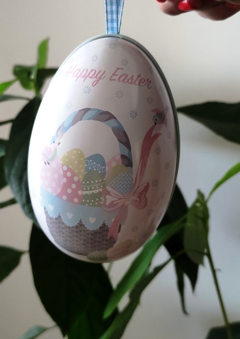 La llauna de metall Ou de Pasqua Egg ALMA Easter White de GreenGate és  una ideal molt original per regalar per Pasqua. També és ideal per decorar la casa i omplir-lo amb alguna sorpresa de xocolata, bombons, etc. Porten una cinta de quadrets vichy per poder penjar en el pom d’ un moble, calaixera,  mànec de la porta o alguna branca que decori la casa. També les podem penjar de les palmes i palmons. El més gran medeix 13 cm. És una edició limitada de GreenGate. A INHALA Cafès i Tes som punt de venda de GreenGate, ens pots trobar a Portalet, 9 de Granollers, Barcelona.