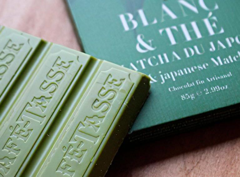 La rajola de Xocolata amb MATCHA de Café Tasse és senzillament....espectacular! Pes net: 85 grams. Aquesta xocolata és molt especial per nosaltres ja que pot acompanyar un regal amb algun dels tes o infusions de la nostra selecció. Mira quines altres xocolates tenim! Aquesta xocolata és elaborada per Café-Tasse, exclusiu xocolater belga que ens encanta des de fa molts anys. A INHALA Cafès i Tes, Portalet, 9, Granollers, Barcelona. Ingredients: sucre, llet sencera en pols, mantega de cacau, Matcha Tzuki tea (1,88%), emulsificant (lecitina de soja), vainilla. Pot contenir: ou, fruits secs, sèsam i gluten.