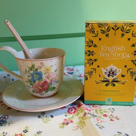 La infusió de Camamilla "Chamomile" d'English Tea Shop està elaborada amb camamilla orgànica 100% provinent d'Egipte.

La camamilla ens dona una infusió molt relaxant i digestiva i llure de cafeïna.

Deixa infusionar una bosseta durant 2-3 minuts en aigua a 95ºC.

La capsa conté 20 bossetes presentades individualment amb un disseny molt acurat i alegre.

A INHALA Cafès i Tes som punt de venda d’English Tea Shop, tenim més de 15 varietats a triar, quina serà la teva?

T’esperem a Portalet, 9 de Granollers, Barcelona amb la millor selecció de cafès, tes, infusions, galetes, xocolates i molts complements per la taula i cuina.

Potser un regal molt original per fer combinar amb una tassa, un tea towel, un paquet de cafè i alguna delícia de xocolata.

Has vist la tassa tan bonica de GreenGate que apareix acompanyant aquesta infusió de camamilla?

Prendre una infusió com aquesta en una tassa tan bonica és una passada!

Vols veure altres tasses de GreenGate? Clica aquí.

A INHALA Cafès i Tes som punt de venda de English Tea Shop i GreenGate i és a casa nostra on podràs trobar sempre les últimes novetats en complements per prendre els teus millors cafès, tes, infusions i xocolates.

Ens vens a veure a Granollers o t’ho portem a casa?