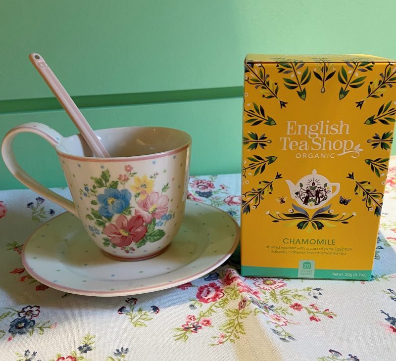 La infusió de Camamilla "Chamomile" d'English Tea Shop està elaborada amb camamilla orgànica 100% provinent d'Egipte.

La camamilla ens dona una infusió molt relaxant i digestiva i llure de cafeïna.

Deixa infusionar una bosseta durant 2-3 minuts en aigua a 95ºC.

La capsa conté 20 bossetes presentades individualment amb un disseny molt acurat i alegre.

A INHALA Cafès i Tes som punt de venda d’English Tea Shop, tenim més de 15 varietats a triar, quina serà la teva?

T’esperem a Portalet, 9 de Granollers, Barcelona amb la millor selecció de cafès, tes, infusions, galetes, xocolates i molts complements per la taula i cuina.

Potser un regal molt original per fer combinar amb una tassa, un tea towel, un paquet de cafè i alguna delícia de xocolata.

Has vist la tassa tan bonica de GreenGate que apareix acompanyant aquesta infusió de camamilla?

Prendre una infusió com aquesta en una tassa tan bonica és una passada!

Vols veure altres tasses de GreenGate? Clica aquí.

A INHALA Cafès i Tes som punt de venda de English Tea Shop i GreenGate i és a casa nostra on podràs trobar sempre les últimes novetats en complements per prendre els teus millors cafès, tes, infusions i xocolates.

Ens vens a veure a Granollers o t’ho portem a casa?