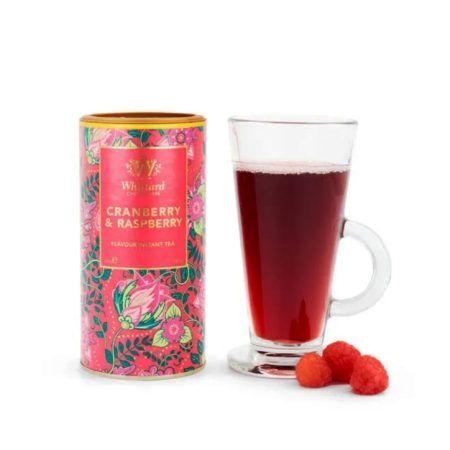 El te instantani amb Cranberry i Raspberry de Whittard Chelsea dona una beguda afruitada amb gust de gerds i aranyons. Ve presentat en un pot de 450 grams amb els que podràs preparar 22 tasses (20 grams per tassa). El pots preparar calent o fred, deliciós de les dues maneres. EN CALENT Dilueix 3 culleres de postre (20 grams) en 2oo ml d' aigua calenta. Remena i gaudeix-lo! EN FRED Posa 3 cullerades de postre (20g) en un got. Afegeix 50 ml d' aigua calenta i remena bé. Afegeix 150 ml d' aigua freda. Serveix amb gel i decora amb trossets de fruita (taronja, llimona, cireres, maduixes). Apte per Vegetarians i Vegans. Ingredients: sucre, regulador d' acidesa E330 (àcid cítric), extracte de te negre (1%), aromes, colorant E163 (Anthocyanin). A INHALA pots trobar una selecció de cafès, tes i infusions d’arreu del món, estem a Granollers, al carrer Portalet, ben a prop de la Porxada. Con el té instantáneo Cranberry y Raspberry de Whittard Chelsea puedes preparar una bebida afrutada con sabor de frambuesas y arándanos de una manera muy fácil. También tenemos el té instantáneo con "Mango y Fruta de la Pasión". Viene presentado en una bonito tarro con 450 gramos con los que podrás preparar 22 tazas (20 gramos por taza). Ideal para preparar caliente o frío, delicioso de las dos maneras: EN CALIENTE Disuelve 3 cucharas de postre (20 gramos) en 2oo ml de agua caliente. Remueve y ya está listo para disfrutar! EN FRÍO Pon 3 cuchardas de postre (20 g) en un vaso. Añade 50 ml de agua caliente y remueve. Después añade 150 ml de agua muy fría. Sirve con hielo y decora con trozos de fruta (frambuesas, naranja, limón, fresas...). Es apto para vegetarianos y veganos. Ingredientes: azúcar, regulador de acidez E330 (ácido cítrico), extracto de té negro (1%), aromas, colorante E163 (anthocyanina). En INHALA puedes encontrar una selección de cafèés, tés e infusiones. Estamos en Portalet, 9, Granollers, Barcelona.