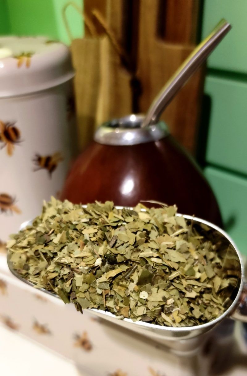 La Yerba MATE Bio ha arribat a INHALA i el venem "a granel" tot i que si fas la compra per aquí, el servim en un paquet de 200 grams.

Origen: Brasil.

Necessites el mate (carabassa) i la bombilla per preparar-lo? Doncs també els tenim!

Vols conèixer altres tes i infusions de la nostra selecció? Clica aquí i gaudeix!

Som INHALA Cafès i Tes i ens trobaràs al carrer Portalet, 9 de Granollers, Barcelona.

La nostra botiga Online sempre està oberta 