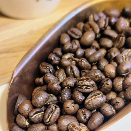 Cafè de TANZANIA Caracolillo "Peaberry" en paquet de 250 grams. El servim en paquets de 250 grams, en gra o mòlt? Quina cafetera tens? A INHALA pots trobar una selecció de cafès d’arreu del món, estem a Granollers, al carrer Portalet, ben a prop de la Porxada. Café de TANZANIA Caracolillo "Peaberry". Los granos de café del Caracolillo tienen un tamaño muy pequeño y forma de caracol, de ahí le viene el nombre de Caracolillo. Durante mucho tiempo se le consideraba un defecto debido a su forma peculiar, pero desde desde hace unos años está considerado como uno de los mejores del mundo. Lo servimos en paquetes de 250 gramos, en grano o molido ¿Qué cafetera tienes? Café Arábica 100%, tostado natural suave. Servido en bolsas de 250 gramos, nuestras bolsas son de papel totalmente reciclables y biodegradables. Somos INHALA Cafés y Tés y estamos en Portalet, 9 de Granollers, Barcelona. Si quieres saber un poco más, llámanos telf. 938794805 o puedes enviarnos un enviar un email a info@inhala.net. Hacemos envíos a toda España. En INHALA te ofrecemos una selección de cafés del mundo, estamos en Portalet, 9, Granollers, cerca de la Porxada.