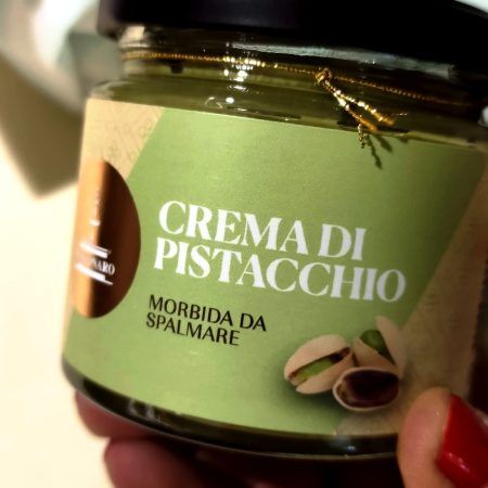 La crema de PISTACCHIO (festuc) de Sicilia per untar és de Fiasconaro, firma italiana que adorem absolutament pels seus Panettone, Colomba, confitures artesanes i els famosos Torroncinos. El primer dia que la vem tastar, quasi bé ens desmaiem, és boníssima, cremosa, original, autèntica, pur festuc! Acompanyant una torradeta de pa, un tros de panettone, colomba, un pa de pessic o senzillament "a cullerades" ;)) Per esmorzar, a mig matí, de postre, per berenar, aixxxxx, aquesta crema de festuc sempre és benvinguda! Presentada en un pot de vidre amb 180 grams. També t'oferim la Crema de Xocolata Negra di Sicilia, la Crema al Caffè i la Crema amb "Avellana alla Manna", totes són delicioses. A INHALA pots trobar una selecció de cafès, xocolates, tes i infusions, estem a Granollers, al carrer Portalet, ben a prop de la Porxada.