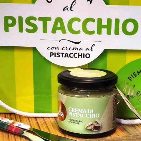 La crema de PISTACCHIO (festuc) de Sicilia per untar és de Fiasconaro, firma italiana que adorem absolutament pels seus Panettone, Colomba, confitures artesanes i els famosos Torroncinos. Presentada en un pot de vidre amb 180 grams. També t'oferim la Crema de Xocolata Negra di Sicilia, la Crema al Caffè i la Crema amb "Avellana alla Manna", totes són delicioses. A INHALA pots trobar una selecció de cafès, xocolates, tes i infusions, estem a Granollers, al carrer Portalet, ben a prop de la Porxada.