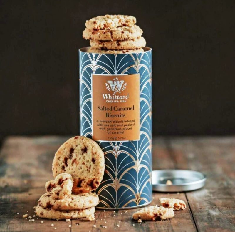 Les galetes “Salted Caramel Biscuits” de Whittard of Chelsea són senzillament espectaculars i es presenten en una bonica llauna cilíndrica amb 150 grams.

A la nostra selecció de galetes també podràs trobar els Classic Shortbread, les de Maduixa amb Xocolata blanca, les galetes amb Earl Grey Tea i les Triple Xocolata. Totes són delicioses i presentades en aquest bonic pot cilíndric fan que sigui un regal ideal per un amant dels tes, cafès i infusions.

A INHALA t’ oferim una acurada selecció dels millors cafès, tes, xocolates i galetes.