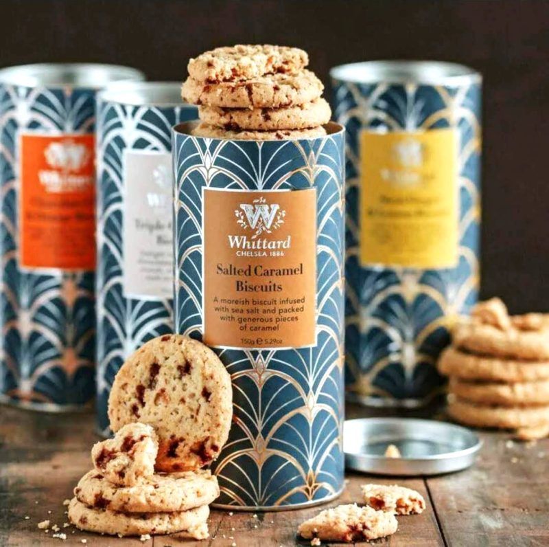 Les galetes “Salted Caramel Biscuits” de Whittard of Chelsea són senzillament espectaculars i es presenten en una bonica llauna cilíndrica amb 150 grams. A la nostra selecció de galetes també podràs trobar els Classic Shortbread, les de Maduixa amb Xocolata blanca, les galetes amb Earl Grey Tea i les Triple Xocolata. Totes són delicioses i presentades en aquest bonic pot cilíndric fan que sigui un regal ideal per un amant dels tes, cafès i infusions. A INHALA t’ oferim una acurada selecció dels millors cafès, tes, xocolates i galetes. Las galletas de Fresa y Chocolate blanco de Whittard of Chelsea están hechas con mantequilla y son deliciosas, se funden en la boca... y vienen presentadas en una lata bonita con 150 gramos. Son unas galletas ideales para acompañar un tea time. También podemos ofrecerte las galletas Classic Shortbread, las galletas "Triple Chocolate", las "Salted Caramel" y las "Earl Grey All butter Biscuits" con su elegante perfume de bergamota. Presentadas en un bonito bote cilíndrico de metal, son perfectas para regalar acompañando un café, té o infusión de INHALA. En INHALA podemos preparar regalos personalizados a tu gusto, te esperamos en Portalet, 9 de Granollers, Barcelona..