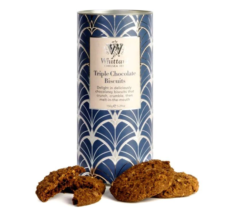 Les galetes “Triple Chocolate” de Whittard of Chelsea són senzillament espectaculars i es presenten en una bonica llauna cilíndrica amb 150 grams. A la nostra selecció de galetes també podràs trobar els Classic Shortbread, les de Maduixa amb Xocolata blanca, les galetes amb Earl Grey Tea i les Salted Caramel Biscuits. Totes són delicioses i presentades en aquest bonic pot cilíndric fan que sigui un regal ideal per un amant dels tes, cafès i infusions. Aquest pot medeix 16,7 cm. d' alt x 7,8 cm. de diàmetre. A INHALA t’ oferim una acurada selecció dels millors cafès, tes i infusions, xocolates i galetes. Las galletas “Triple Chocolate” de Whittard of Chelsea son crujientes, sabrosas, ricas, se funden en la boca y son ideales para los amantes del cacao. Se presentan en una bonita lata cilíndrica con 150 gramos de peso neto que mide 16,7 cm. de alto x 7,8 cm. de diámetro. En nuestra selección de galletas también podrás encontrar los Classic Shortbread, las galletas con Fresa y Chocolata blanco, las galletas con Earl Grey Tea y las Salted Caramel Biscuits. Todas ellas son deliciosas y presentadas en estos bonitos botes hacen que sean un regalo ideal para los amantes de los cafés, tés e infusiones. En INHALA te ofrecemos una selección de los mejores cafés, tés e infusiones, chocolates y deliciosas galletas.