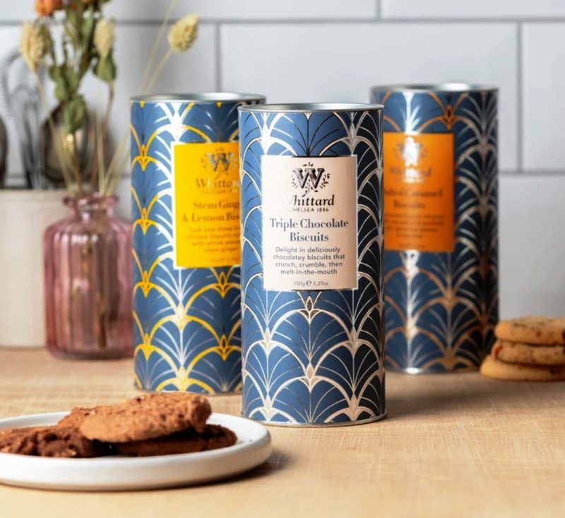 Les galetes “Triple Chocolate Biscuits” de Whittard of Chelsea són senzillament espectaculars a INHALA Cafés y Tés Granollers Barcelona. Las galletas de Fresa y Chocolate blanco de Whittard of Chelsea están hechas con mantequilla y son deliciosas, se funden en la boca... y vienen presentadas en una lata bonita con 150 gramos. Son unas galletas ideales para acompañar un tea time. También podemos ofrecerte las galletas Classic Shortbread, las galletas "Triple Chocolate", las "Salted Caramel" y las "Earl Grey All butter Biscuits" con su elegante perfume de bergamota. Presentadas en un bonito bote cilíndrico de metal, son perfectas para regalar acompañando un café, té o infusión de INHALA. En INHALA podemos preparar regalos personalizados a tu gusto, te esperamos en Portalet, 9 de Granollers, Barcelona.