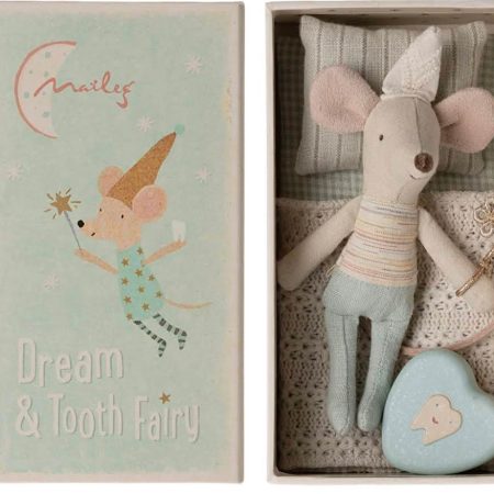 Ratolí de les dents en capsa Little Brother de Maileg.

Pesa 120 grs.

Medeix 11 cm. x 8 cm. x 5 cm.

A INHALA Cafès i Tes som punt de venda de Maileg, firma danesa molt exclusiva que ens encanta.

Estem a Portalet, 9 de Granollers, Barcelona.

T’esperem!