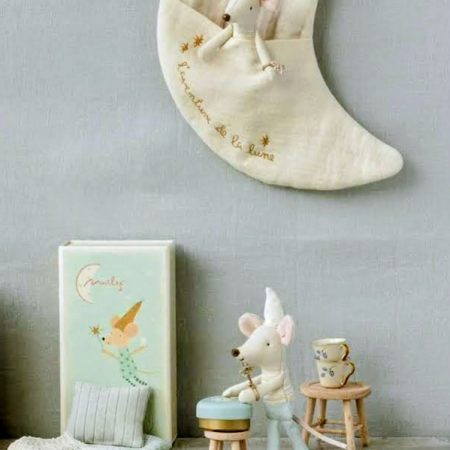 Ratolí de les dents en capsa Little Brother de Maileg.

Pesa 120 grs.

Medeix 11 cm. x 8 cm. x 5 cm.

A INHALA Cafès i Tes som punt de venda de Maileg, firma danesa molt exclusiva que ens encanta.

Estem a Portalet, 9 de Granollers, Barcelona.

T’esperem!