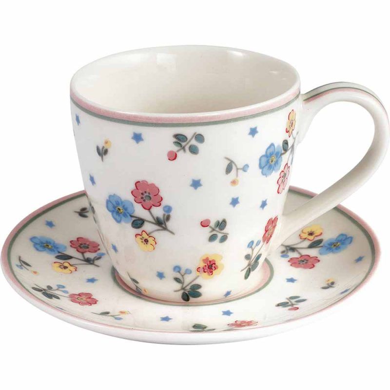 La tetera “teapot” floral, el plato, la taza de café con su plato de porcelana ADELENA White de GreenGate és novetat en la col.lecció de Tardor-Hivern'2023.

El seu estampat amb petites flors de color blaus, rosa, gris, verd en diferents tons fan que sigui molt original.

També hi ha flors amb un toc de color groc, això fa que aquesta tetera es pugui combinar amb totes les tasses mug i latte cups de la col.lecció Alice Everyday de GreenGate fent que cadascú pugui crear el seu propi joc de te.

En la galeria de fotos pots veure altres articles amb aquest estampat Adelena White com plats, tasses, mugs, bowls, tea towels.

Com que és de porcelana gruixuda, ajuda a mantenir durant més temps a temperatura del te i cafè.

Ideal per servir tes, infusions, cafè i també, una bona xocolata calenta.

A INHALA Cafès i Tes som punt de venda de GreenGate, firma danesa molt exclusiva.

Estem a Portalet, 9 de Granollers, Barcelona. T’esperem!