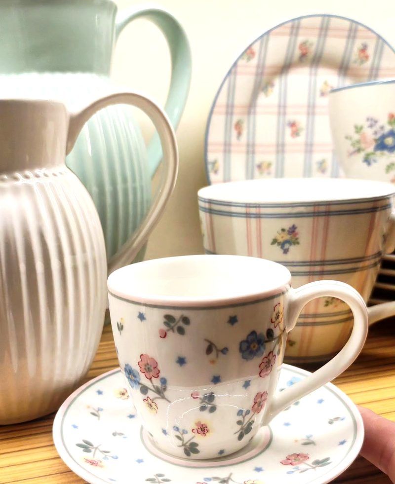 La taza de café con plato ADELENA White de GreenGate es novedad en la colección de Otoño-Invierno’2023.

Su estampado con pequeñas flores de color azul, verde, rosa, coral, amarillo y gris en diferentes tonos hacen que sea original y elegante a la vez.

En la galería de fotos puedes ver otros artículos con este estampado Adelena White como la tetera, platos, tazas, mugs, la taza grande teacup, bowls, tea towels, manteles y servilletas.

En INHALA Cafés y Tés somos punto de venta de GreenGate, firma danesa muy exclusiva.

Estamos en Portalet, 9 de Granollers, Barcelona.

¡Te esperamos!