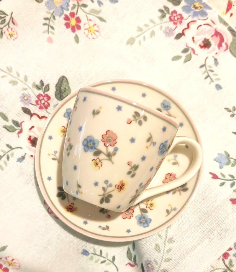 La taza de café con plato ADELENA White de GreenGate es novedad en la colección de Otoño-Invierno’2023.

Su estampado con pequeñas flores de color azul, verde, rosa, coral, amarillo y gris en diferentes tonos hacen que sea original y elegante a la vez.

En la galería de fotos puedes ver otros artículos con este estampado Adelena White como la tetera, platos, tazas, mugs, la taza grande teacup, bowls, tea towels, manteles y servilletas.

En INHALA Cafés y Tés somos punto de venta de GreenGate, firma danesa muy exclusiva.

Estamos en Portalet, 9 de Granollers, Barcelona.

¡Te esperamos!